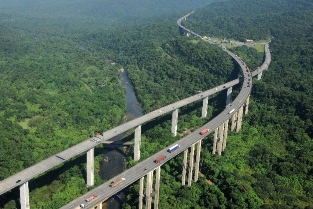 turistas-enfrentam-transito-na-descida-ao-litoral-de-sp.-veja-situacao