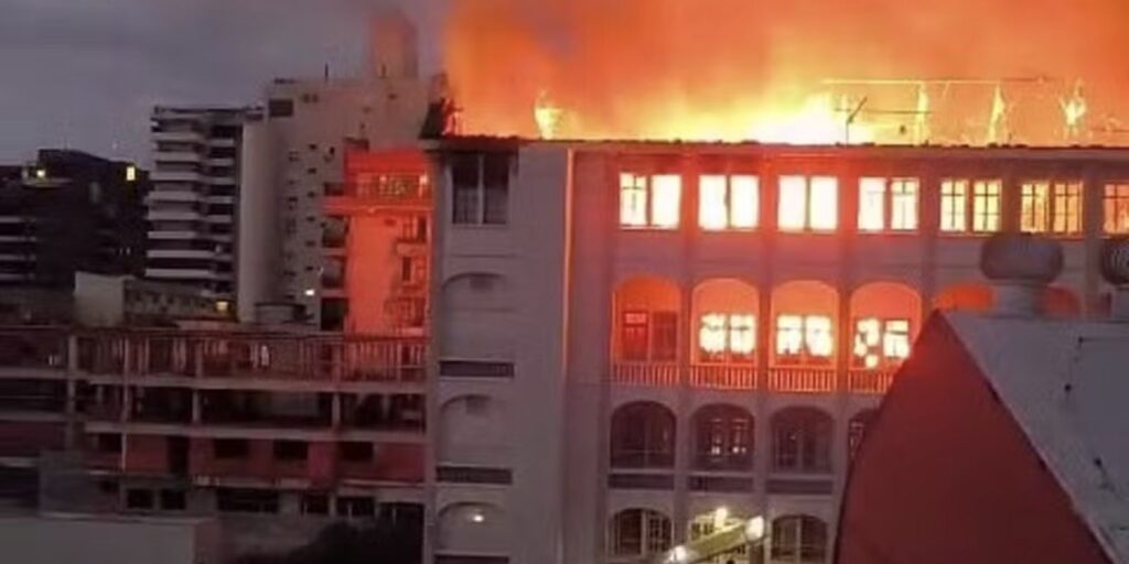 colegio-marista,-em-santa-maria-(rs),-e-atingido-por-incendio