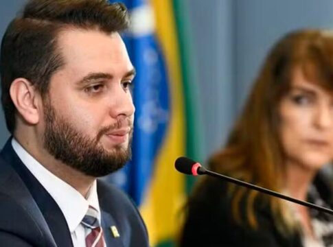 policia-federal-prende-filipe-martins,-condenado-pela-trama-golpista