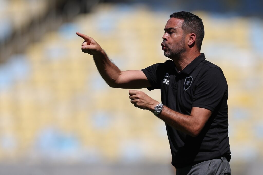 flamengo-encaminha-acordo-com-artur-jorge-caso-filipe-luis-nao-renove