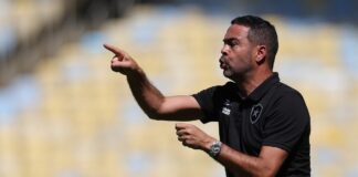 flamengo-encaminha-acordo-com-artur-jorge-caso-filipe-luis-nao-renove