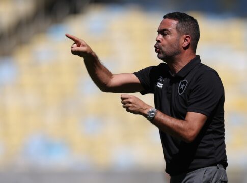 flamengo-encaminha-acordo-com-artur-jorge-caso-filipe-luis-nao-renove