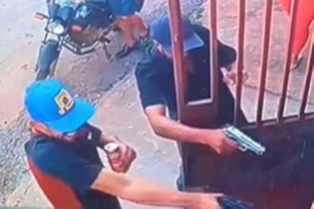 dupla-mata-mulher-em-casa-durante-o-natal-com-lata-de-cerveja-na-mao