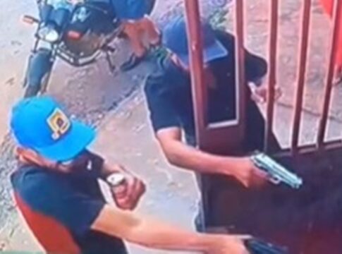 dupla-mata-mulher-em-casa-durante-o-natal-com-lata-de-cerveja-na-mao