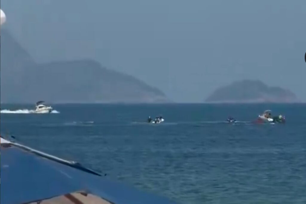 aviao-que-fazia-publicidade-cai-no-mar-em-copacabana,-no-rio