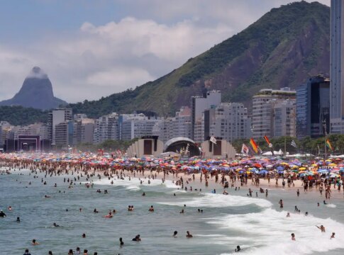 ultraleve-cai-no-mar-de-copacabana,-no-rio-de-janeiro