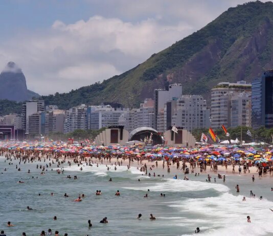 ultraleve-cai-no-mar-de-copacabana,-no-rio-de-janeiro