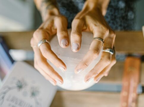 o-que-cada-signo-deve-fazer-para-deixar-mas-energias-em-2025