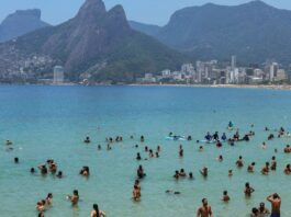 corpo-de-piloto-do-aviao-que-caiu-em-copacabana-e-resgatado