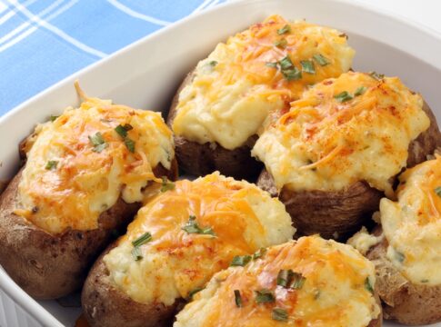 batata-assada-recheada-com-frango-cremoso-para-qualquer-refeicao