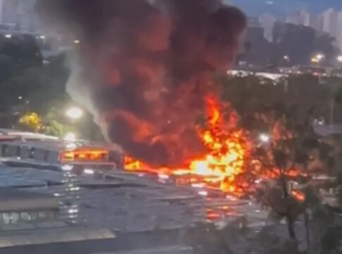 incendio-de-grandes-proporcoes-atinge-garagem-de-onibus-em-sp
