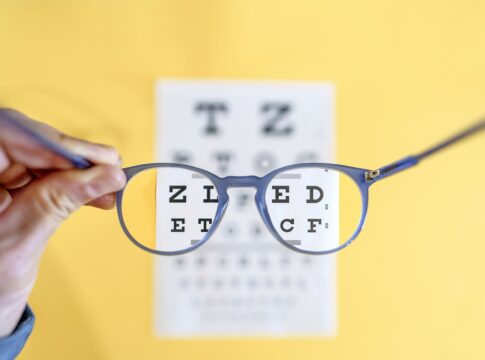 oftalmologistas-explicam-o-que-realmente-faz-o-grau-do-oculos-aumentar