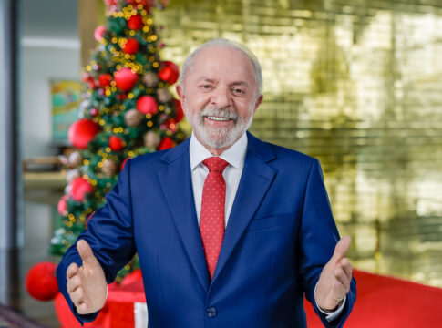 lula-entra-2016-nao-com-o-pe-direito,-mas-com-os-dois-na-porta