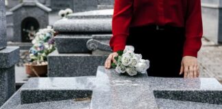 desconfiada,-familia-abre-caixao-em-velorio-e-descobre-troca-de-corpos