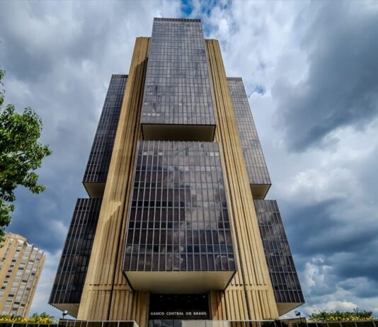 master:-anbima-engrossa-coro-e-defende-autonomia-e-independencia-do-bc