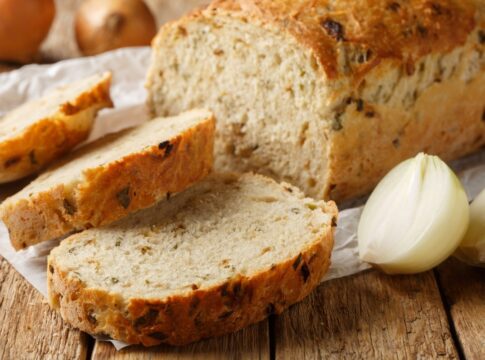 pao-de-cebola-caseiro-fica-fofinho-com-truque-simples-de-fermentacao