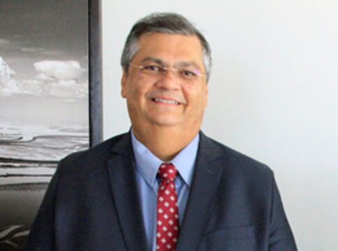 flavio-dino-aproveita-recesso-do-judiciario-em-praia-do-piaui