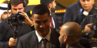 cristiano-ronaldo-cumprimenta-daniel-alves-durante-globe-soccer-awards