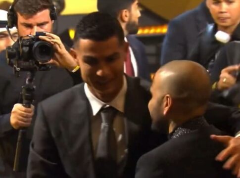 cristiano-ronaldo-cumprimenta-daniel-alves-durante-globe-soccer-awards