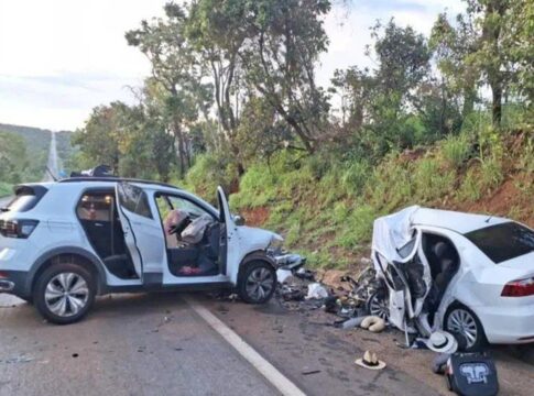 batida-entre-2-carros-mata-5-pessoas-na-br-040,-incluindo-2-criancas