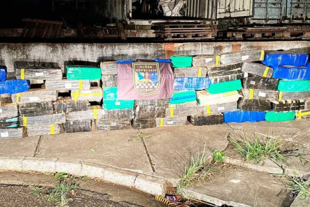 parecia-grao,-mas-era-erva:-pm-acha-1,3-tonelada-de-droga-em-caminhao