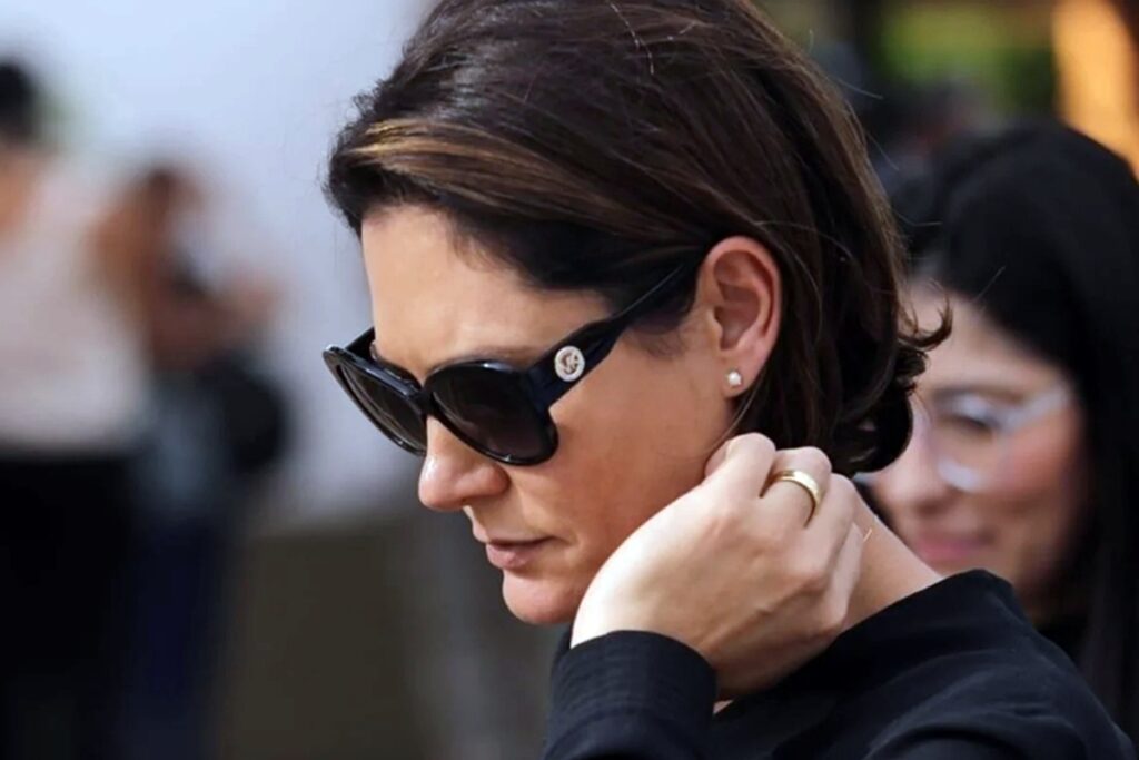 michelle-bolsonaro-pede-oracoes-por-jair:-“nao-teve-noite-boa”