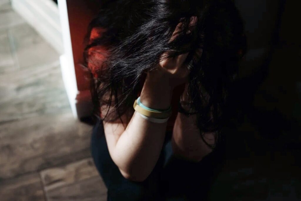 mae-e-padrasto-sao-presos-apos-3-anos-de-abuso-das-filhas-menores