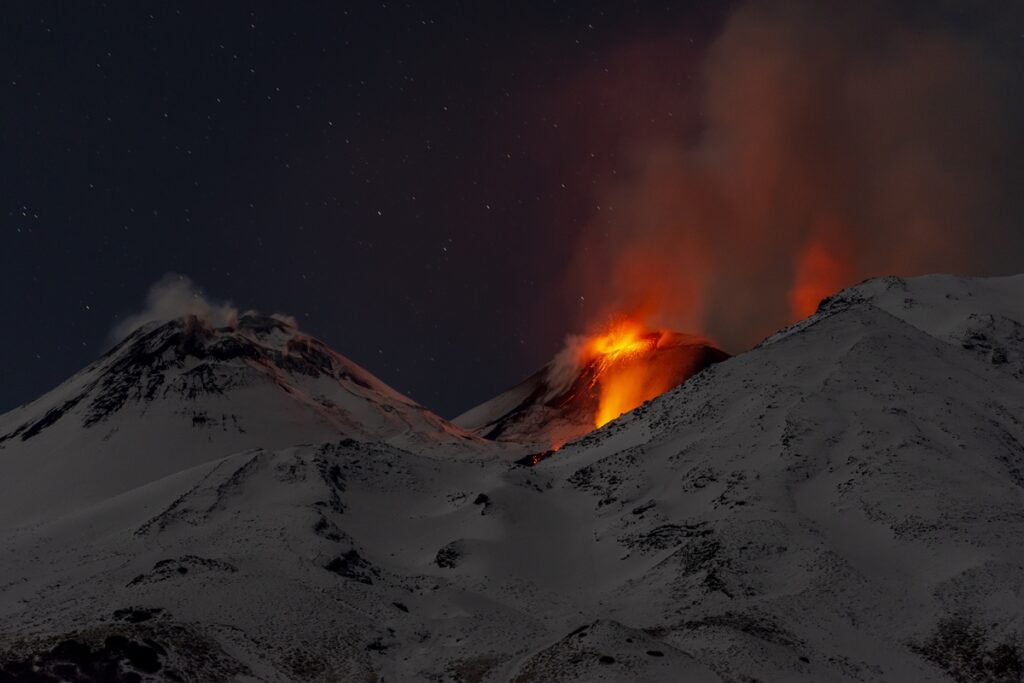 erupcao-do-vulcao-etna-gera-alerta-da-defesa-civil-na-italia