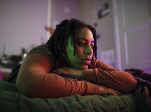 ansiosa-e-cinica,-geracao-z-enxerga-o-mundo-como-um-lugar-assustador