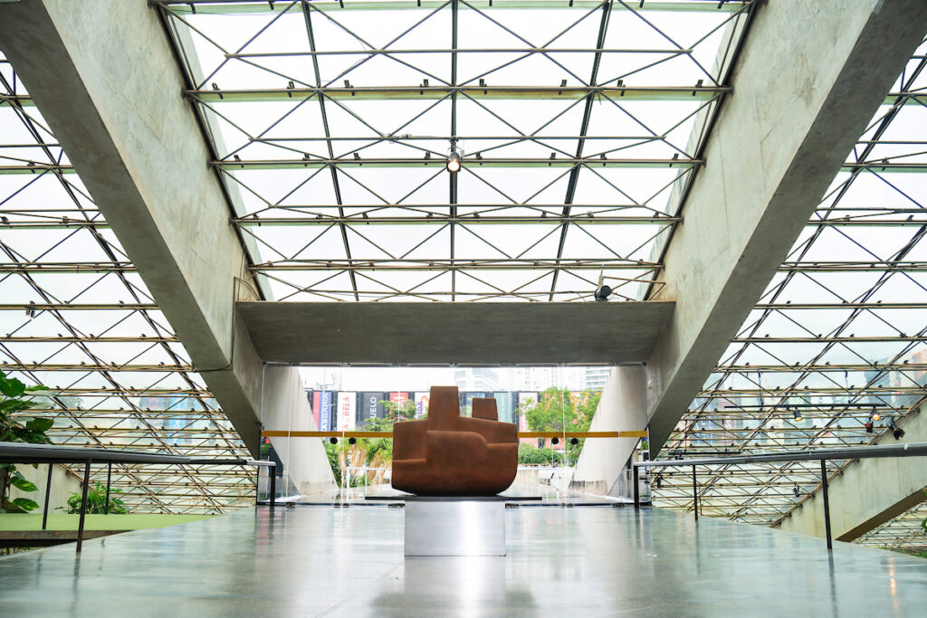 gratuita,-exposicao-de-sergio-camargo-exalta-legado-unico-do-escultor-que-atravessa-geracoes