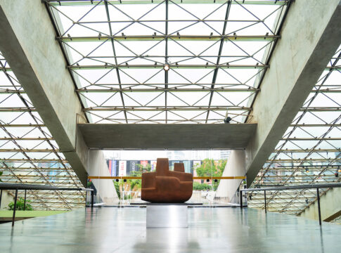 gratuita,-exposicao-de-sergio-camargo-exalta-legado-unico-do-escultor-que-atravessa-geracoes