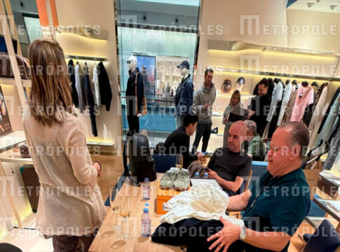 senadora-faz-compras-em-loja-de-luxo-nos-eua-com-lobista-enrolado