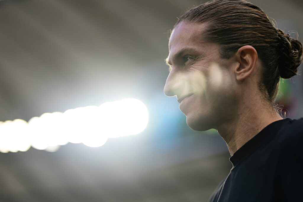 filipe-luis-renova-com-o-flamengo-ate-2027-apos-impasse-salarial