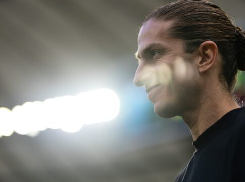 filipe-luis-renova-com-o-flamengo-ate-2027-apos-impasse-salarial