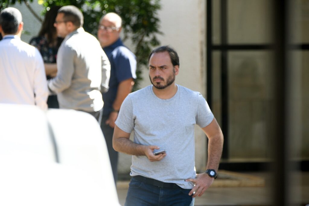 carlos-diz-que-bolsonaro-passou-madrugada-com-“pressao-altissima”