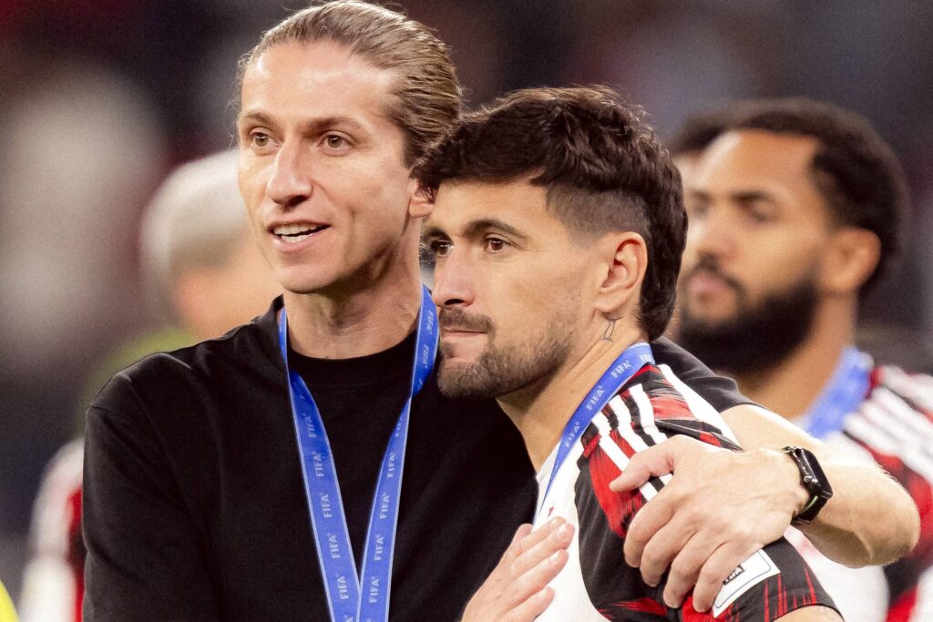 torcida-do-flamengo-vai-a-loucura-apos-renovacao-de-filipe-luis.-veja