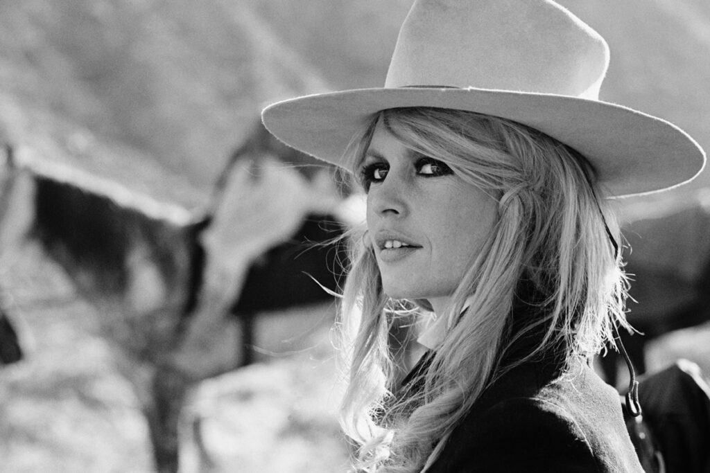 o-decote-de-brigitte-bardot-abre-para-o-mundo