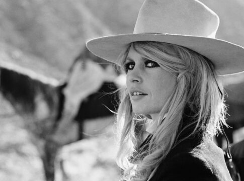 o-decote-de-brigitte-bardot-abre-para-o-mundo