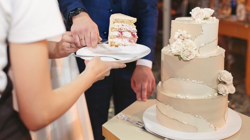 Noiva faz e decora 13 bolos únicos para seu próprio casamento noiva-faz-e-decora-13-bolos-unicos-para-seu-proprio-casamento
