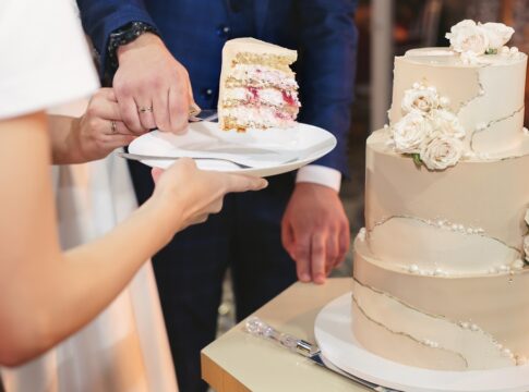 noiva-faz-e-decora-13-bolos-unicos-para-seu-proprio-casamento