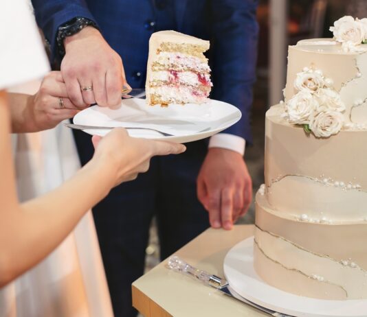 noiva-faz-e-decora-13-bolos-unicos-para-seu-proprio-casamento