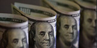 dolar-sobe-pela-3a-vez-seguida-no-fim-do-ano,-a-r$-5,57.-bolsa-cai