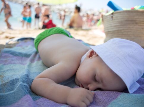 medicas-explicam-os-riscos-de-expor-bebes-e-criancas-ao-sol-na-praia