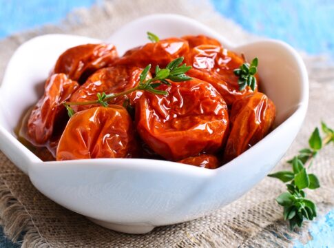 tomate-confit-e-a-entrada-chique-e-facil-que-elevou-o-ano-novo