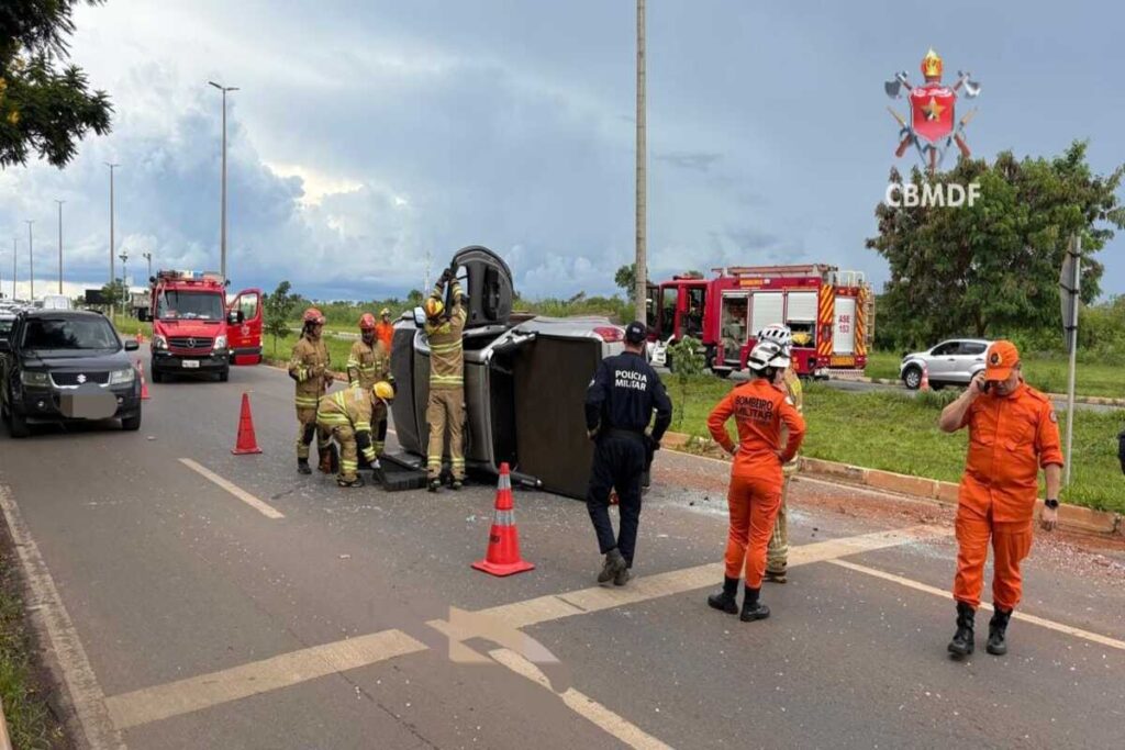 caminhonete-capota-e-motorista-fica-preso-dentro-de-veiculo-no-df