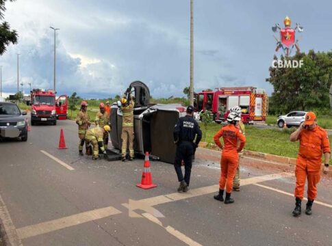 caminhonete-capota-e-motorista-fica-preso-dentro-de-veiculo-no-df