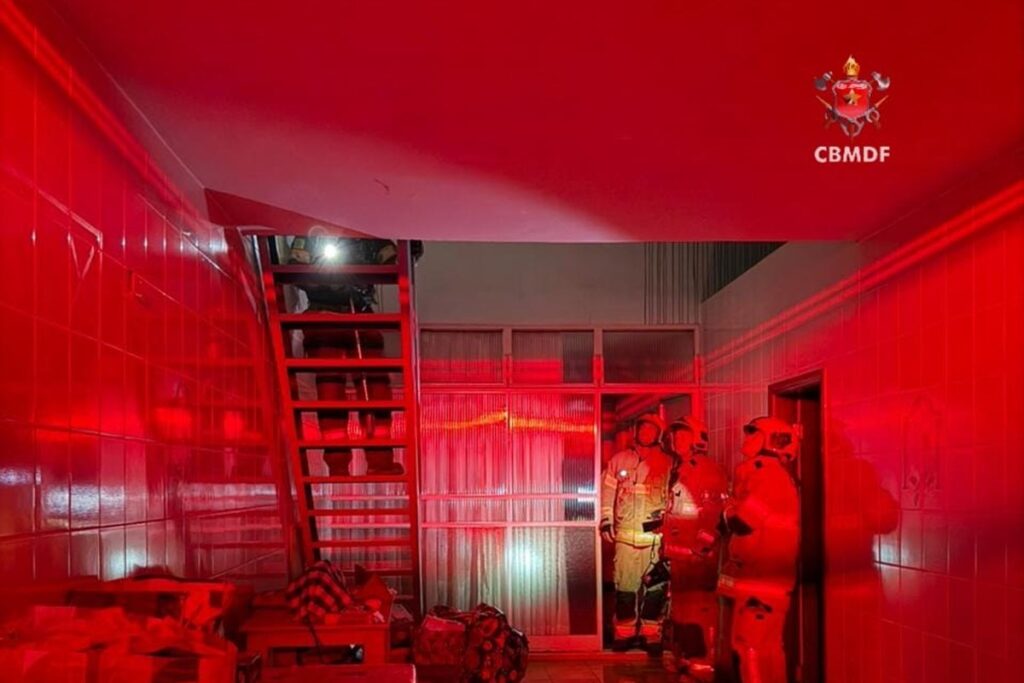 bombeiros-combatem-incendio-em-casa-proxima-a-igreja-dom-bosco
