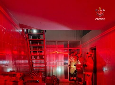 bombeiros-combatem-incendio-em-casa-proxima-a-igreja-dom-bosco