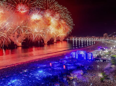 copacabana-promete-drones-e-queima-de-fogos-mais-longa-na-virada