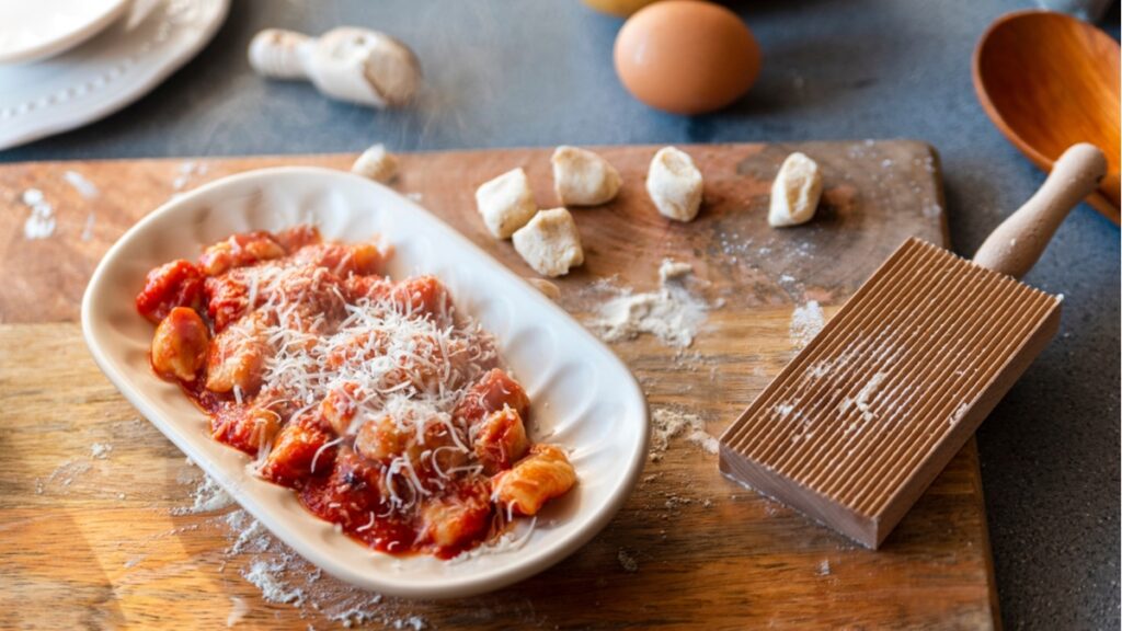 para-reunir-a-familia:-nhoque-de-batata-caseiro-com-molho-de-carne